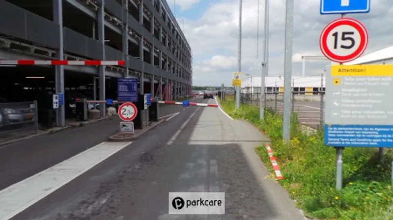 Barrières et limite de hauteur à l'entrée du Parking Aéroport Eindhoven P4