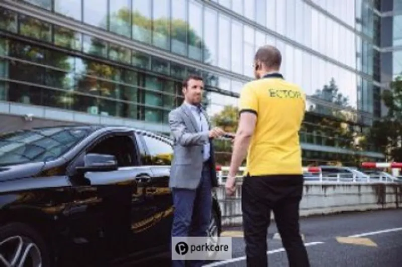 Un client confie ses clés en toute confiance à son voiturier Ector Parking Lyon