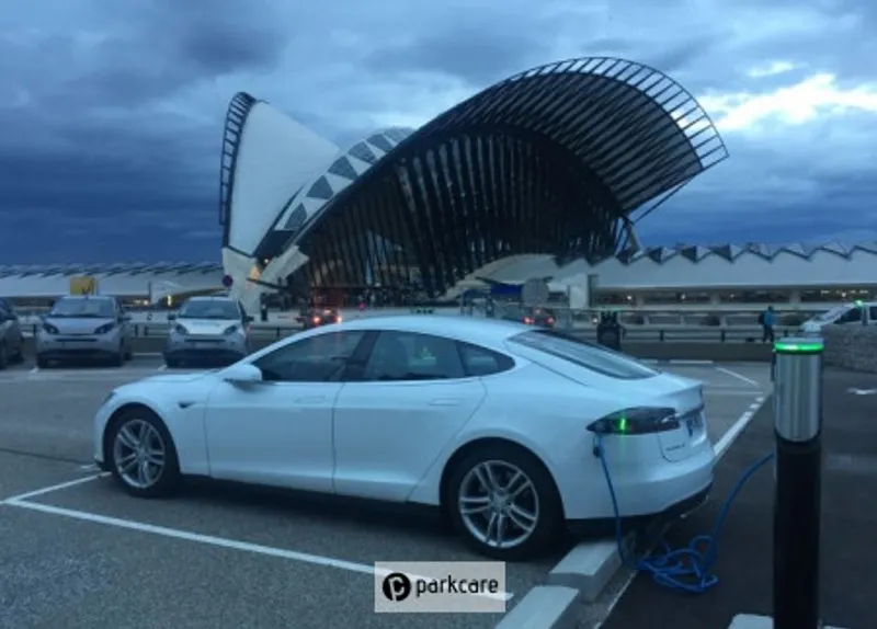 Une voiture chargeant à la borne électrique proposée par le Parking Aéroport Lyon P4