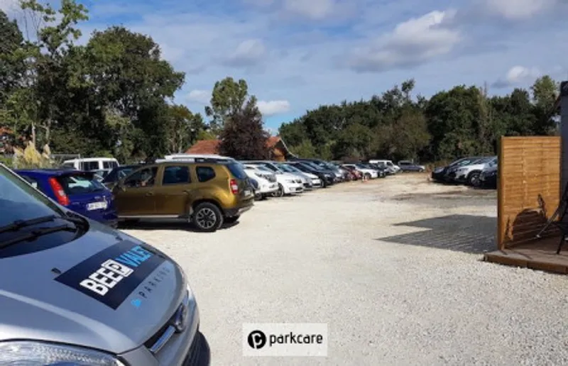 Le parking où sont garées les voitures des clients de Beep Valet Bordeaux