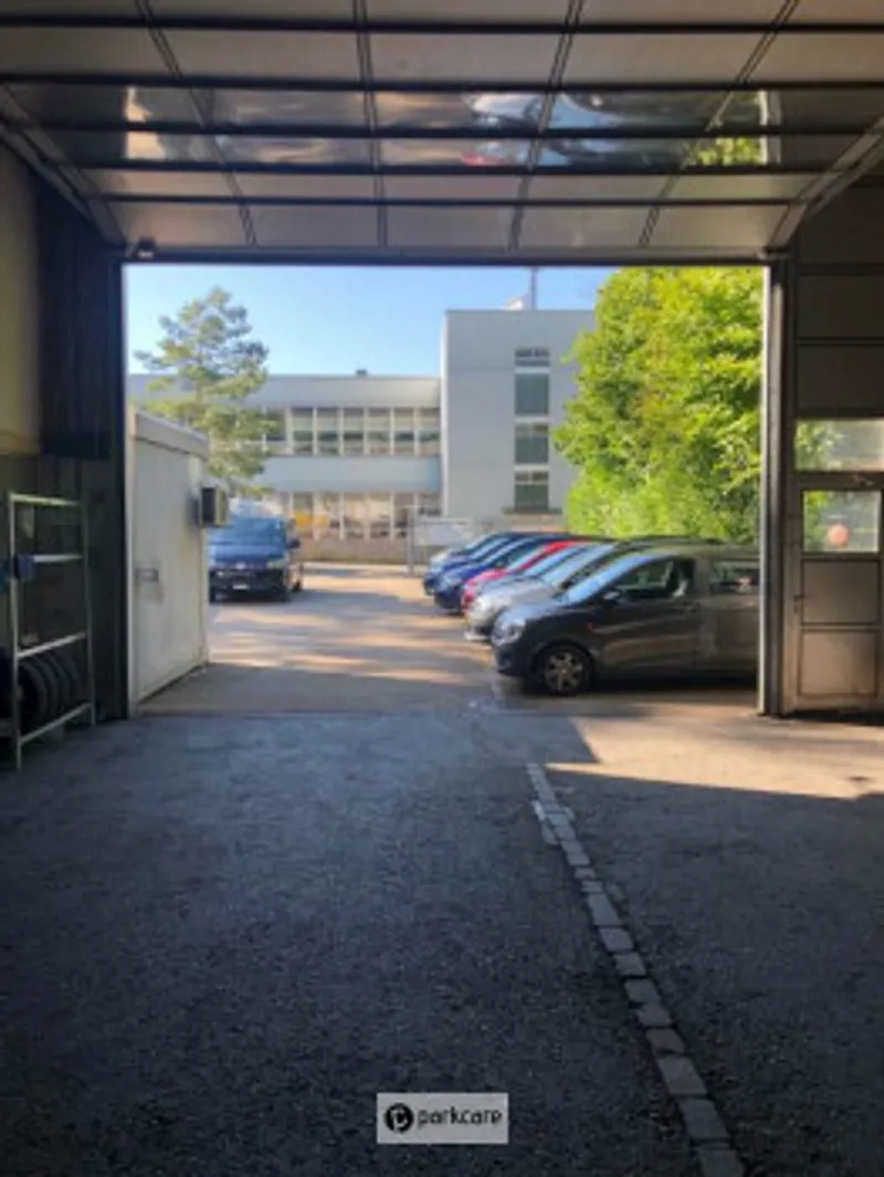 Portail d'entrée du parking couvert du prestataire Park Travel Zürich