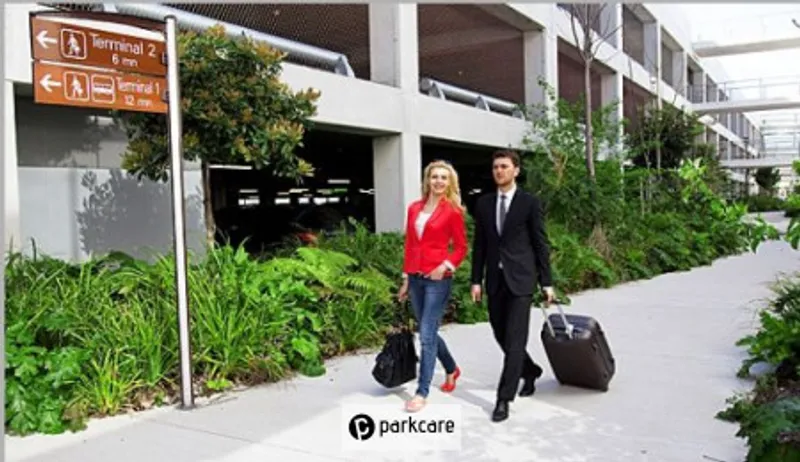 Parking Aéroport Nice P6 homme et femme marchent avec valise