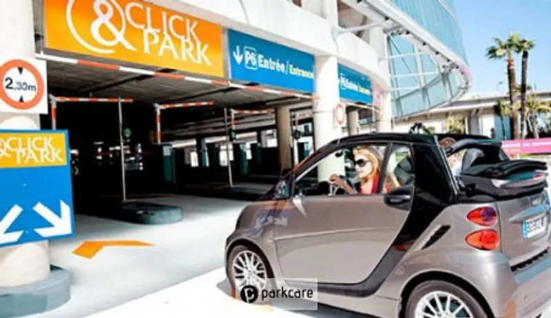 Parking Aéroport Nice P6 voiture qui entre dans un parking