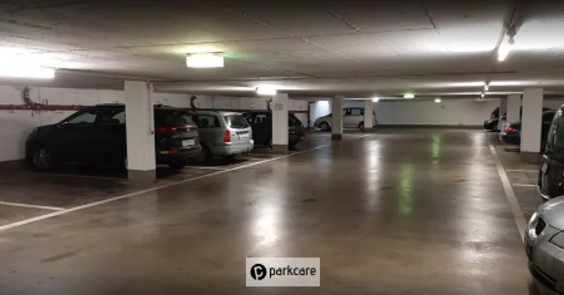 Vue intérieure du parking couvert de Queen Park Valet DUS