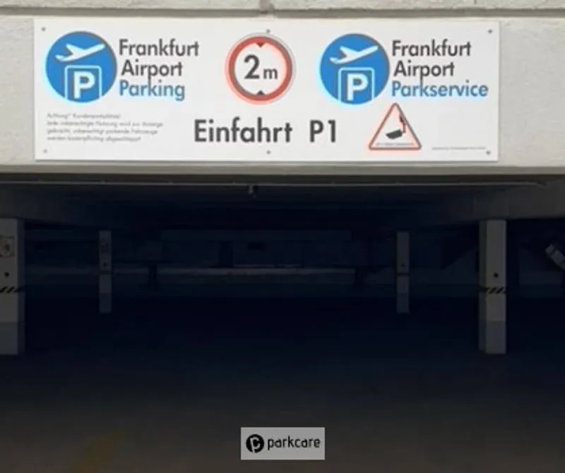Entrée du parking couvert du prestataire Airport Parkservice Frankfurt et limites de hauteur