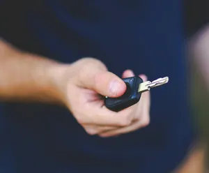 clé de voiture en main